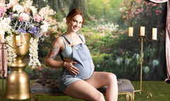 Siri Dahl, Codi Vore - Preggo World